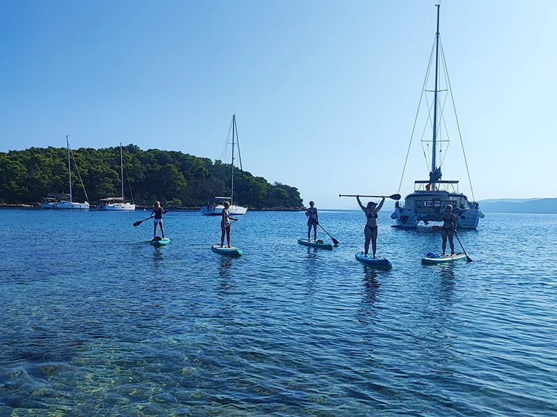 SUP Segeln Yoga auf dem Katamaran in Kroatien